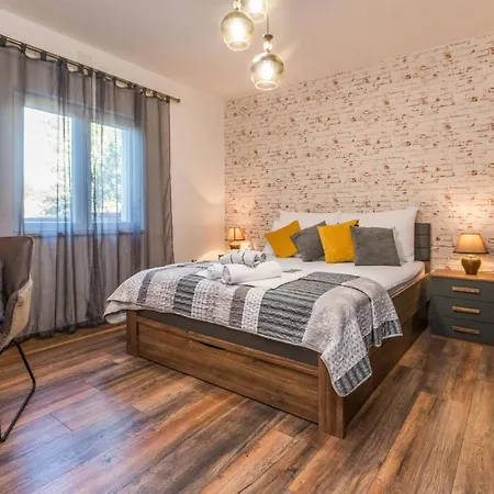 Stunning In With Outdoor Swimming Pool And 3 Bedrooms Prázdninový dům *