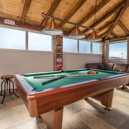 Stunning In With Outdoor Swimming Pool And 3 Bedrooms *
