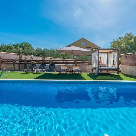 Stunning In With Outdoor Swimming Pool And 3 Bedrooms * Polaca