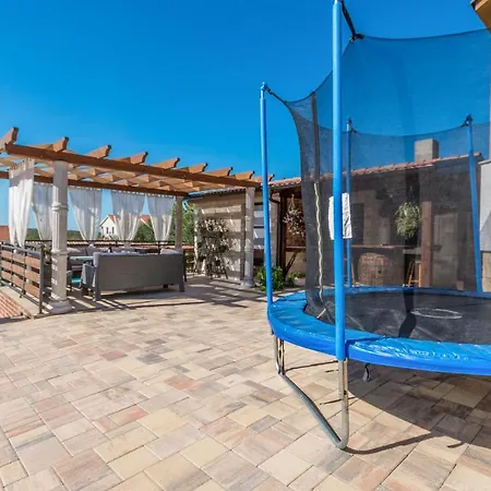 Stunning In With Outdoor Swimming Pool And 3 Bedrooms
