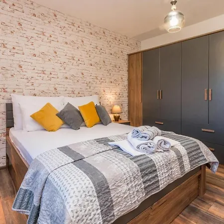 Stunning In With Outdoor Swimming Pool And 3 Bedrooms Prázdninový dům *