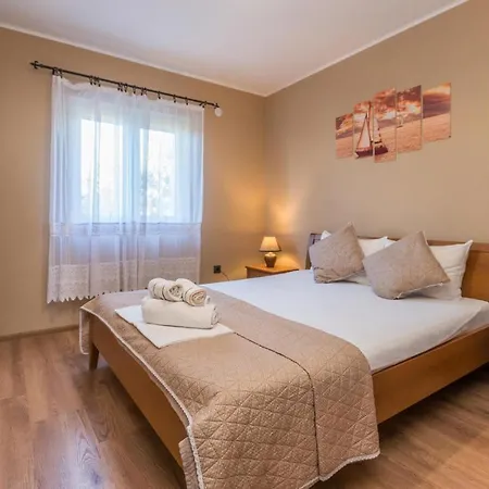 Stunning In With Outdoor Swimming Pool And 3 Bedrooms