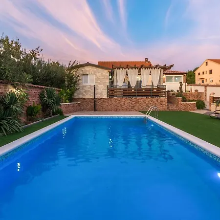 Stunning In With Outdoor Swimming Pool And 3 Bedrooms Polaca