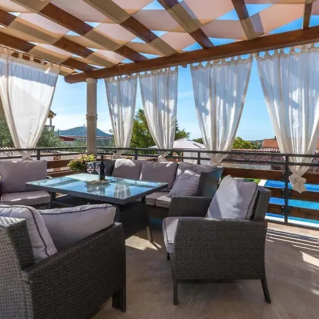 Stunning In With Outdoor Swimming Pool And 3 Bedrooms * Polaca