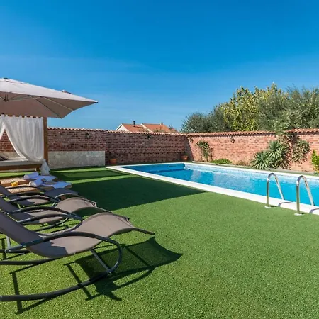 Stunning In With Outdoor Swimming Pool And 3 Bedrooms * Polaca