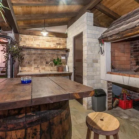 Prázdninový dům Stunning In With Outdoor Swimming Pool And 3 Bedrooms *