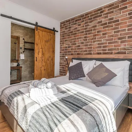 Stunning In With Outdoor Swimming Pool And 3 Bedrooms * Polaca