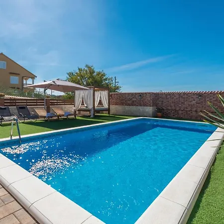 Stunning In With Outdoor Swimming Pool And 3 Bedrooms Polaca