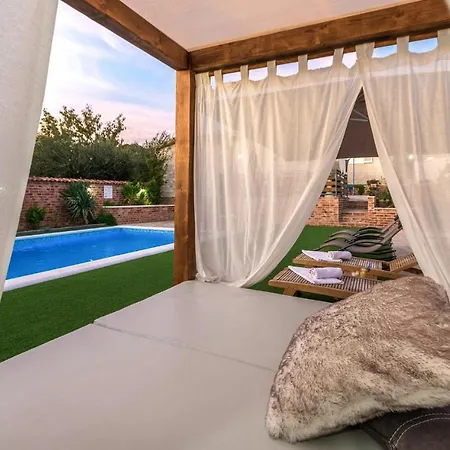Stunning In With Outdoor Swimming Pool And 3 Bedrooms Prázdninový dům *
