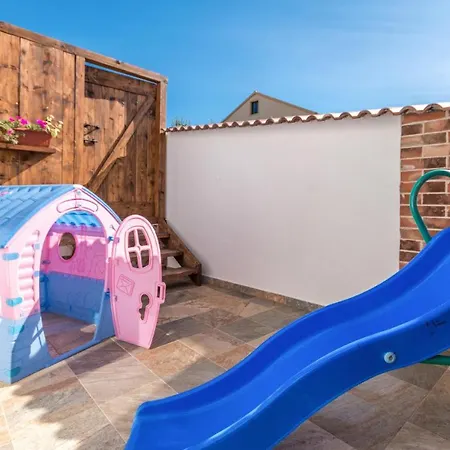 Stunning In With Outdoor Swimming Pool And 3 Bedrooms * Polaca