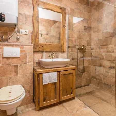 Stunning In With Outdoor Swimming Pool And 3 Bedrooms
