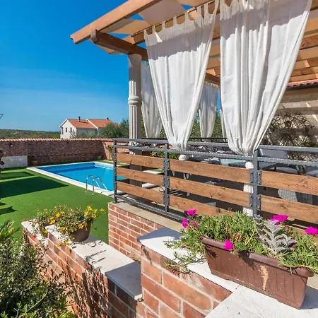 Prázdninový dům Stunning In With Outdoor Swimming Pool And 3 Bedrooms