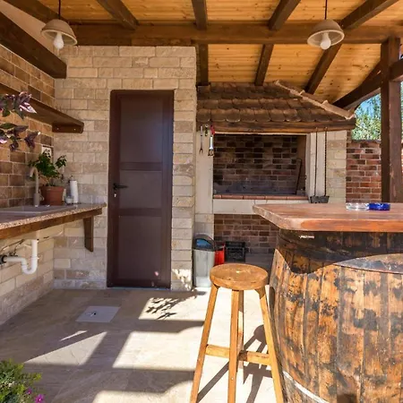 Stunning In With Outdoor Swimming Pool And 3 Bedrooms Prázdninový dům *