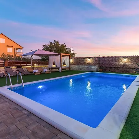 Stunning In With Outdoor Swimming Pool And 3 Bedrooms *