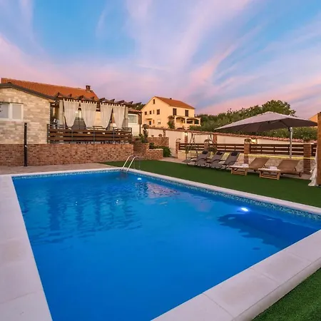 Stunning In With Outdoor Swimming Pool And 3 Bedrooms Holiday home