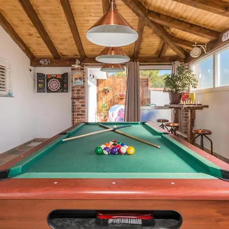 Stunning In With Outdoor Swimming Pool And 3 Bedrooms Polaca