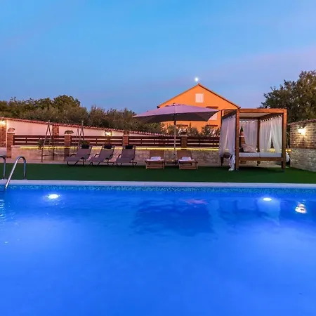 Stunning In With Outdoor Swimming Pool And 3 Bedrooms Polaca