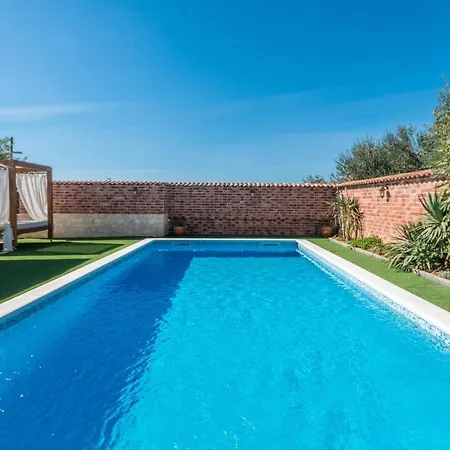 Stunning In With Outdoor Swimming Pool And 3 Bedrooms Holiday home *
